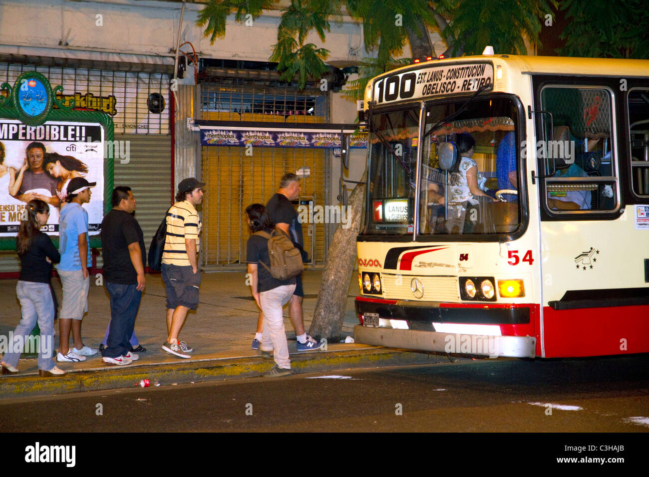 Les gens d'embarquer dans un bus de transport public à Buenos Aires, Argentine. Banque D'Images