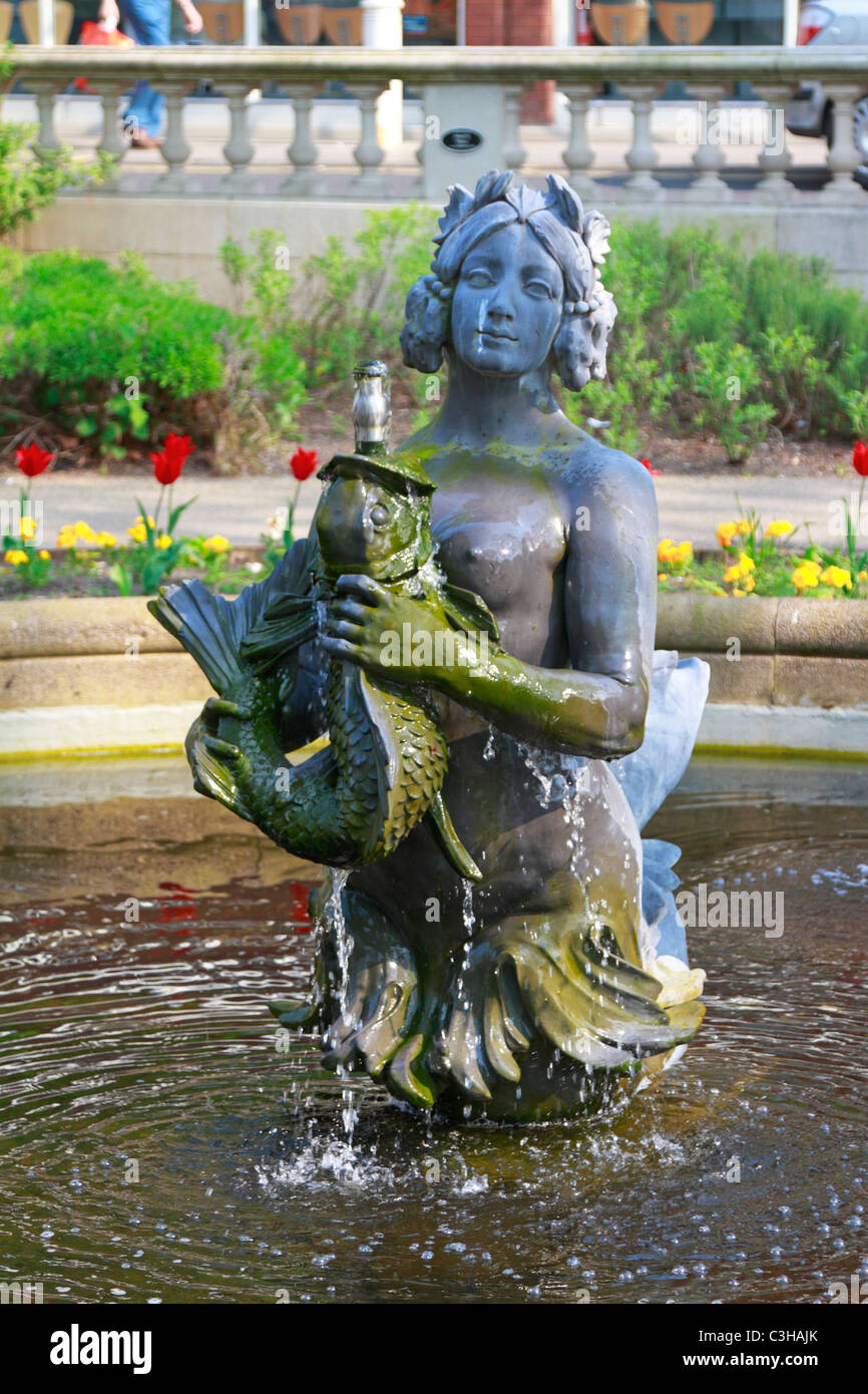 Fontaine sirène à St George's Gardens sur Lord Street, Southport, Merseyside, Lancashire, England, UK. Banque D'Images