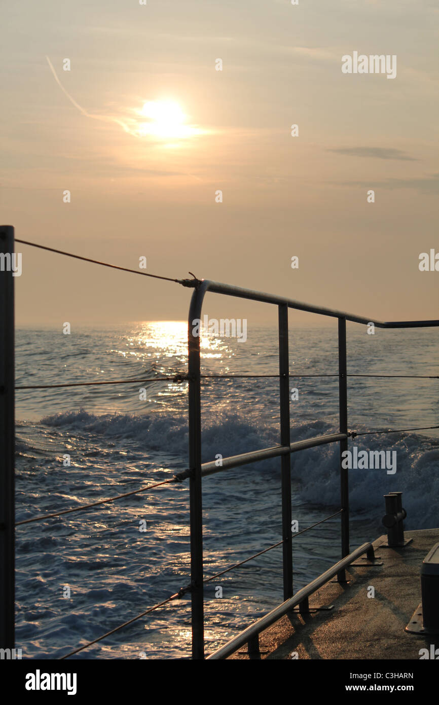 Coucher du soleil à partir de la poupe d'un bateau à vapeur Banque D'Images