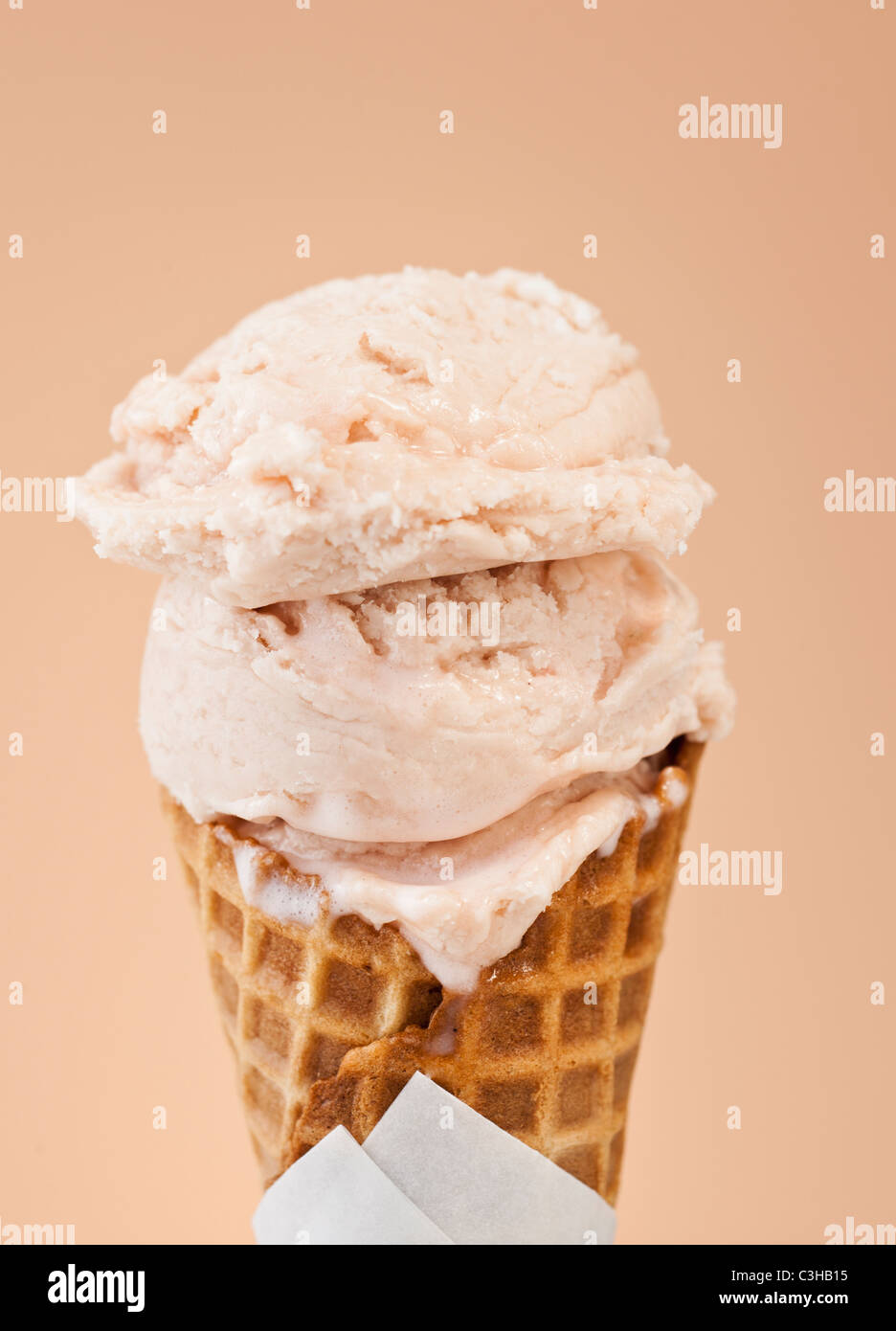 Close up of vanilla ice cream cone Banque D'Images