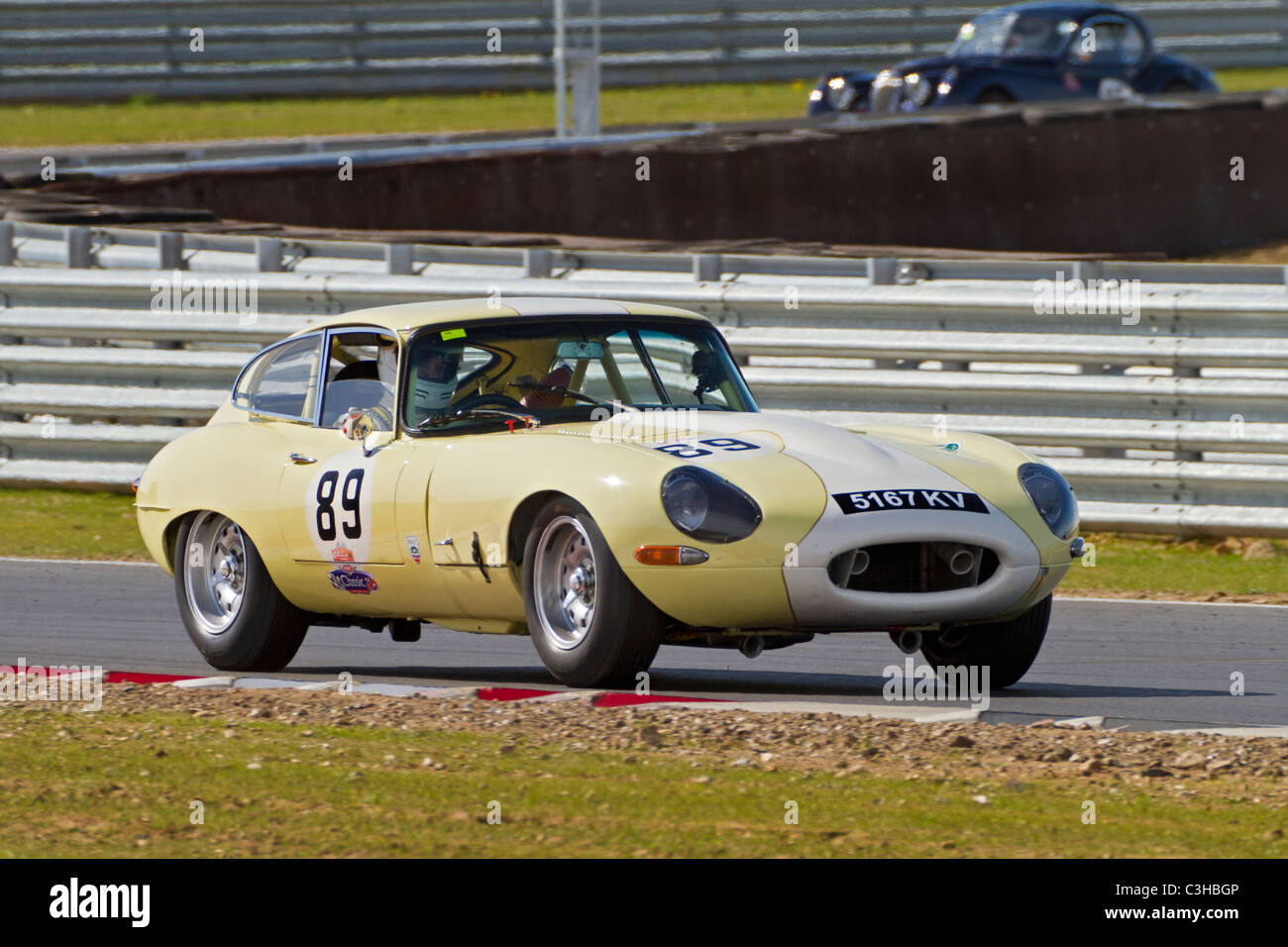 1963 Jaguar E-type avec chauffeur Mark Russell au cours de la SCLC Swinging Sixties Series de Snetterton, Norfolk, UK Banque D'Images