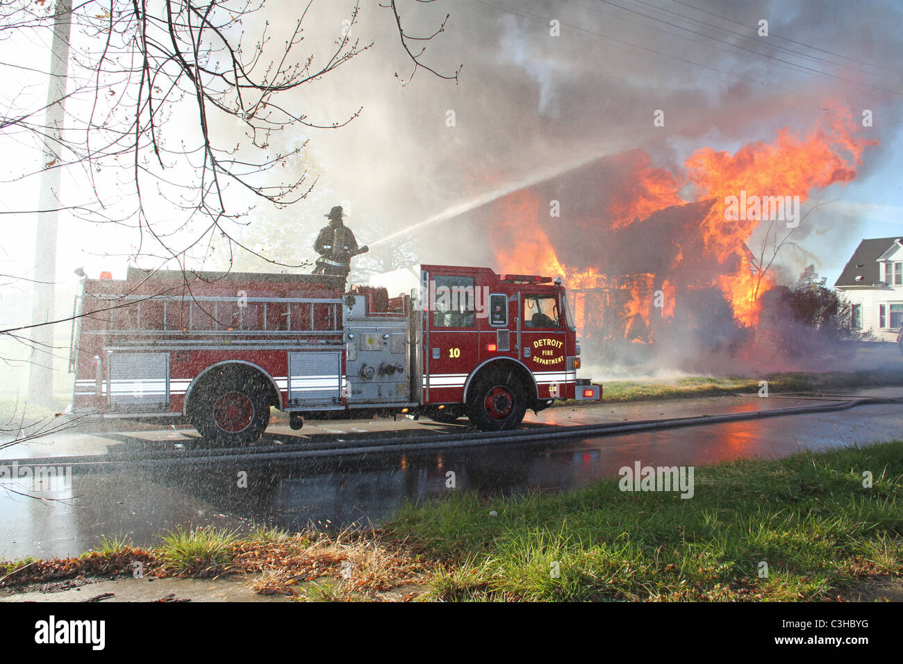 Service d'incendie de Detroit lors d'incendie Detroit Michigan USA Banque D'Images