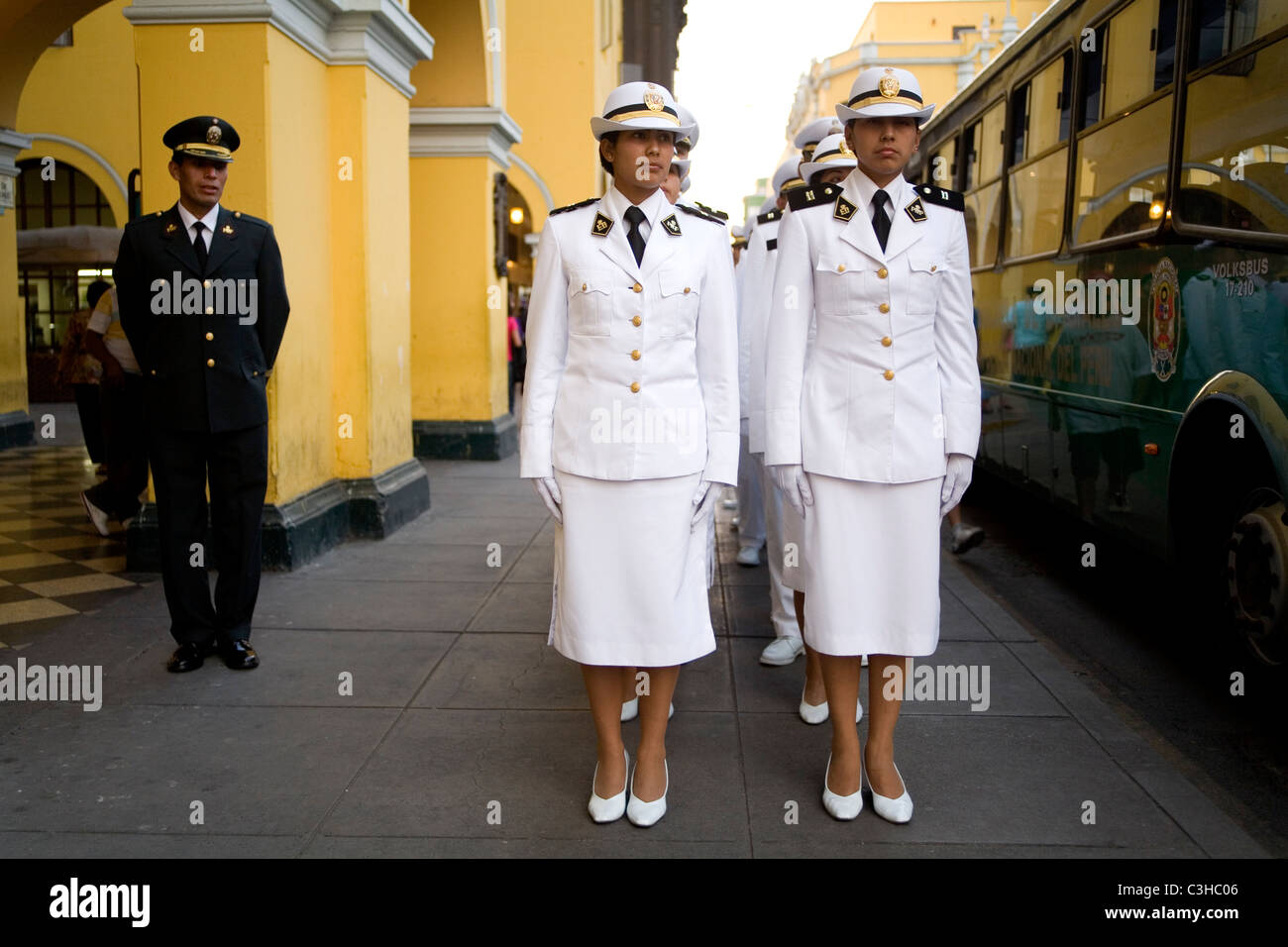 Les cadets de la police péruvienne en ligne à Plaza de Armas, Lima, Peru' Banque D'Images