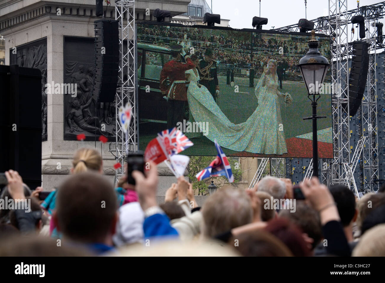 Des milliers de personnes après le mariage royal à l'écran à Trafalgar Square, Londres, Angleterre, Grande-Bretagne, Royaume-Uni Banque D'Images