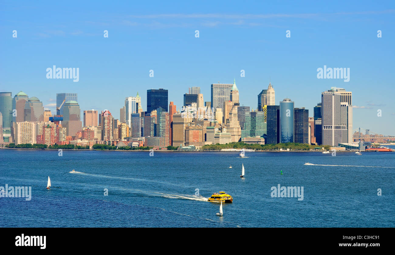 Vue sur le centre-ville de Manhattan de l'autre côté de l'eau. Banque D'Images