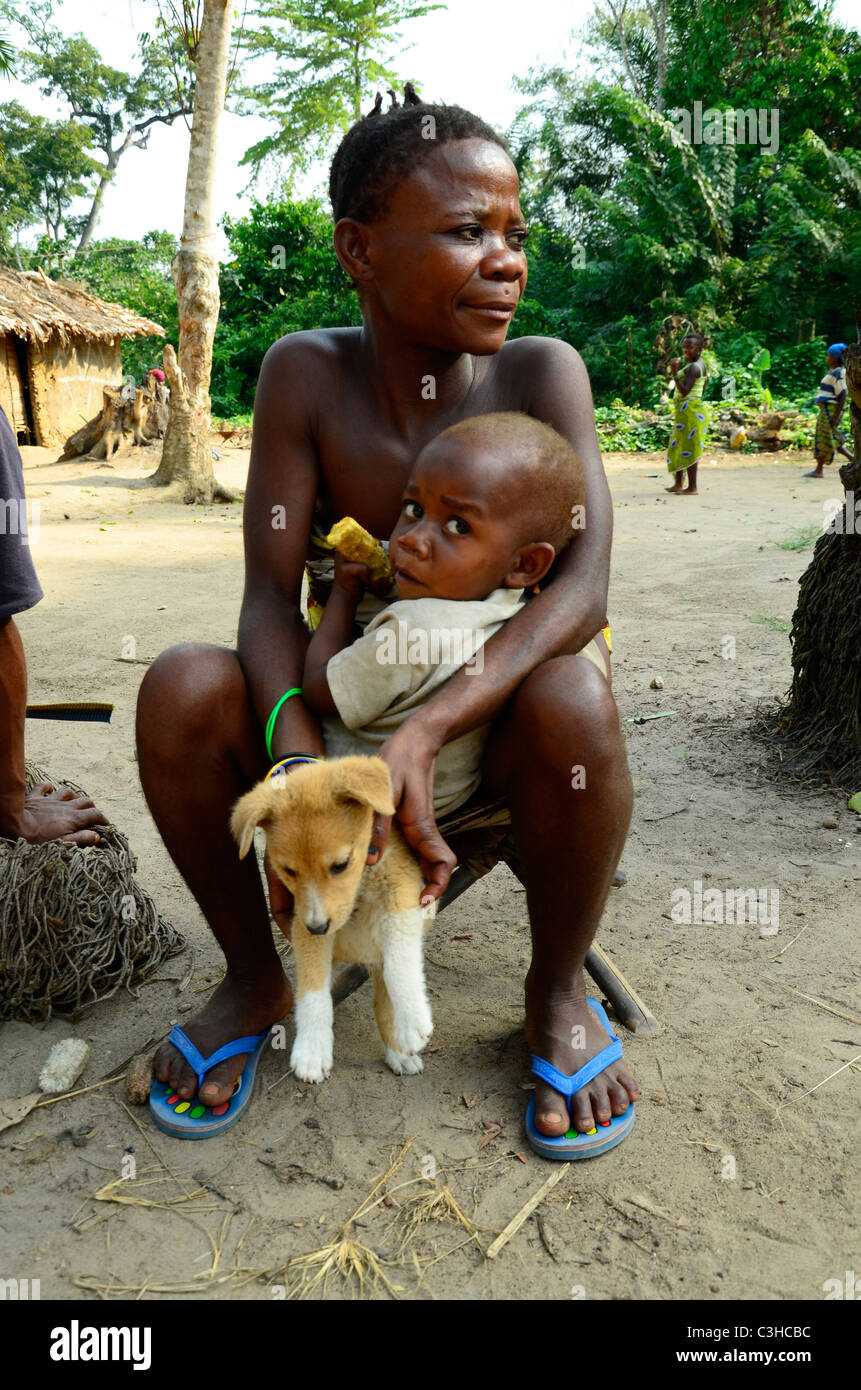 Les Pygmées Mbuti nomades vivent dans la jungle de l'Ituri le bassin du Congo en République démocratique du Congo. Certains s'installer près des villes. Banque D'Images