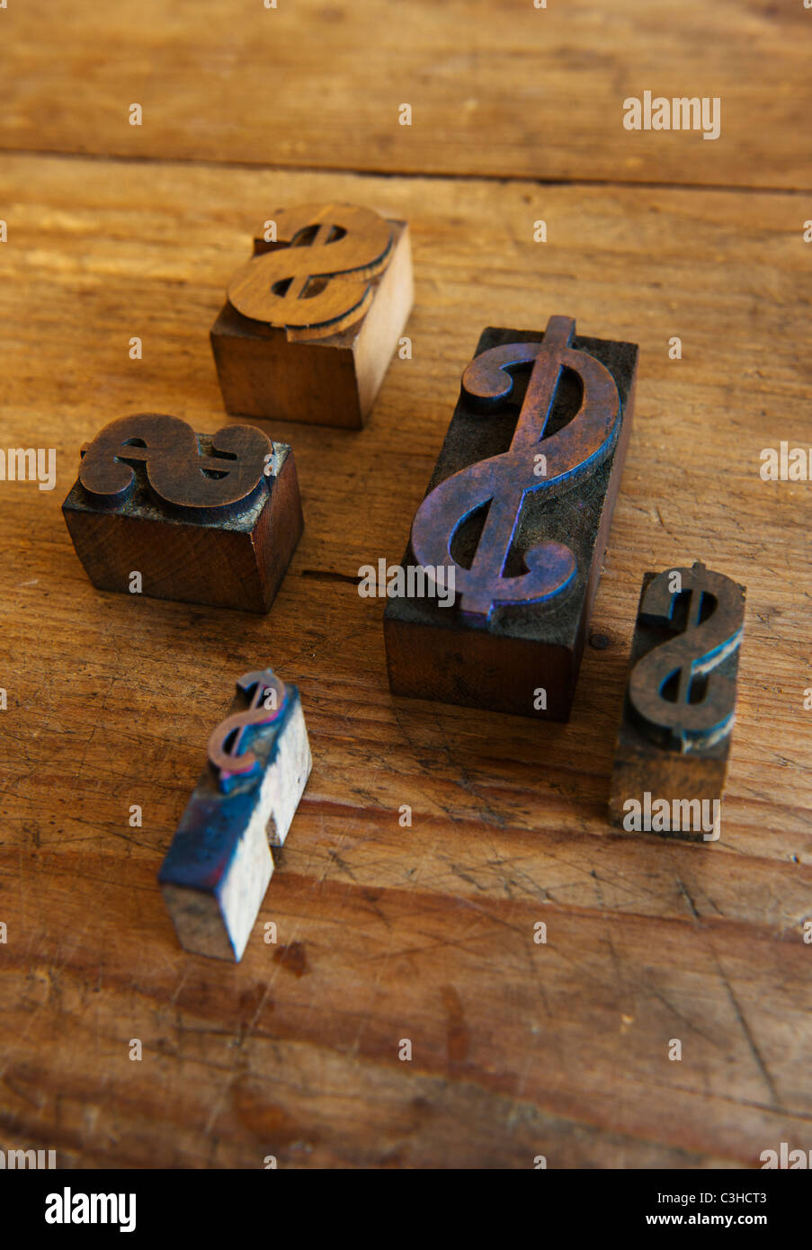 Close up de blocs d'impression avec le signe du dollar sur bois Banque D'Images