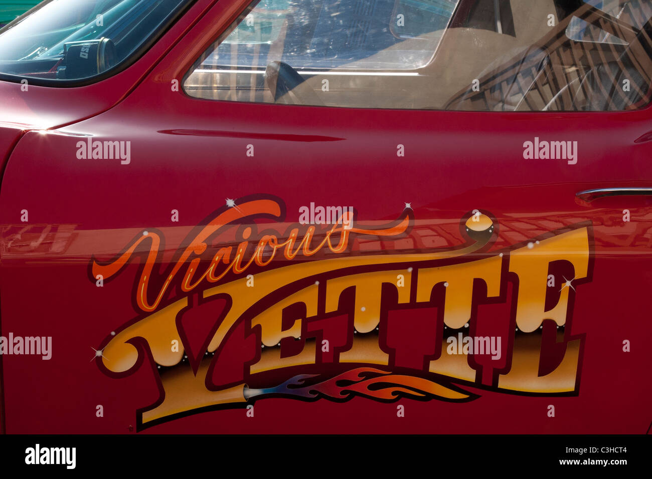 Vicious Vette Piented jaune sur corvette rouge Banque D'Images