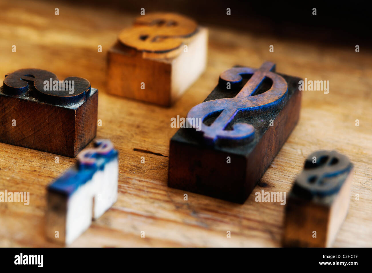 Close up de blocs d'impression avec le signe du dollar sur bois Banque D'Images