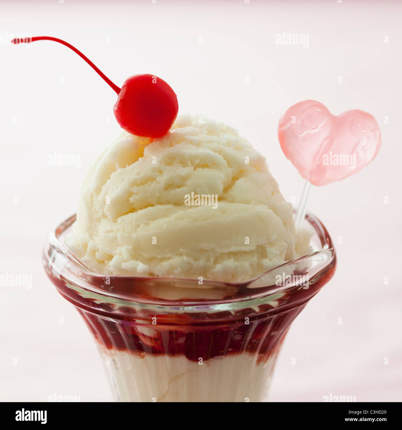 Close up of ice cream dessert avec cerise sur le gâteau et la décoration en forme de coeur Banque D'Images