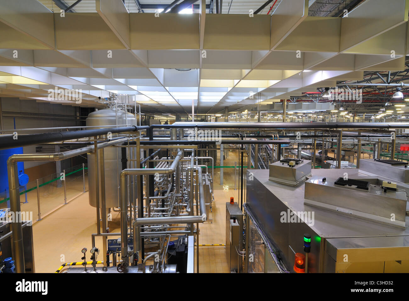 Intérieur de l'usine d'embouteillage de la bière Pilsner Urquell à Pilsen, République tchèque. Pilsner Urquell est une marque célèbre dans le monde entier. Banque D'Images