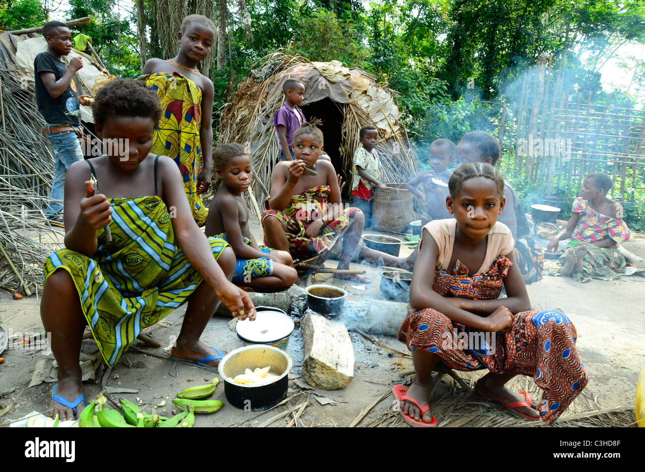 Les Pygmées Mbuti nomades vivent dans la jungle de l'Ituri le bassin du Congo en République démocratique du Congo. Certains s'installer près des villes. Banque D'Images