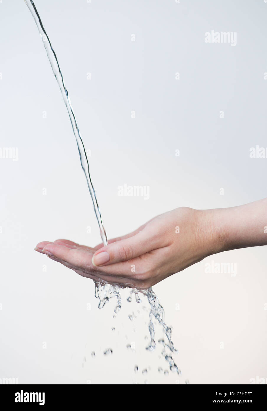 Close up of woman's hands sous les projections d'eau. Banque D'Images