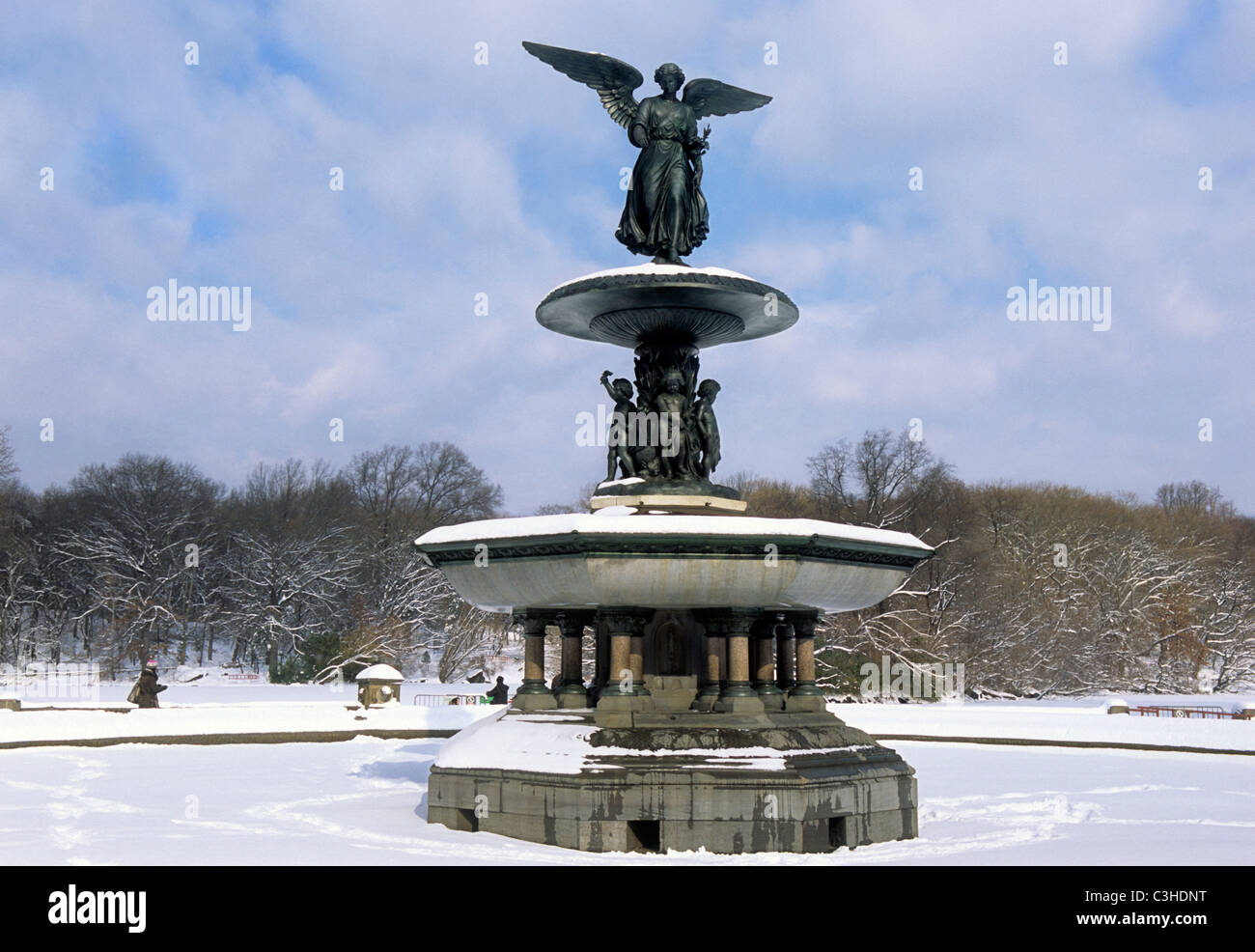 New York City Central Park Fontaine Bethesda, ou Fontaine Angel of the Waters sur la terrasse Bethesda. Hiver après une tempête de neige. Scène de neige. Banque D'Images