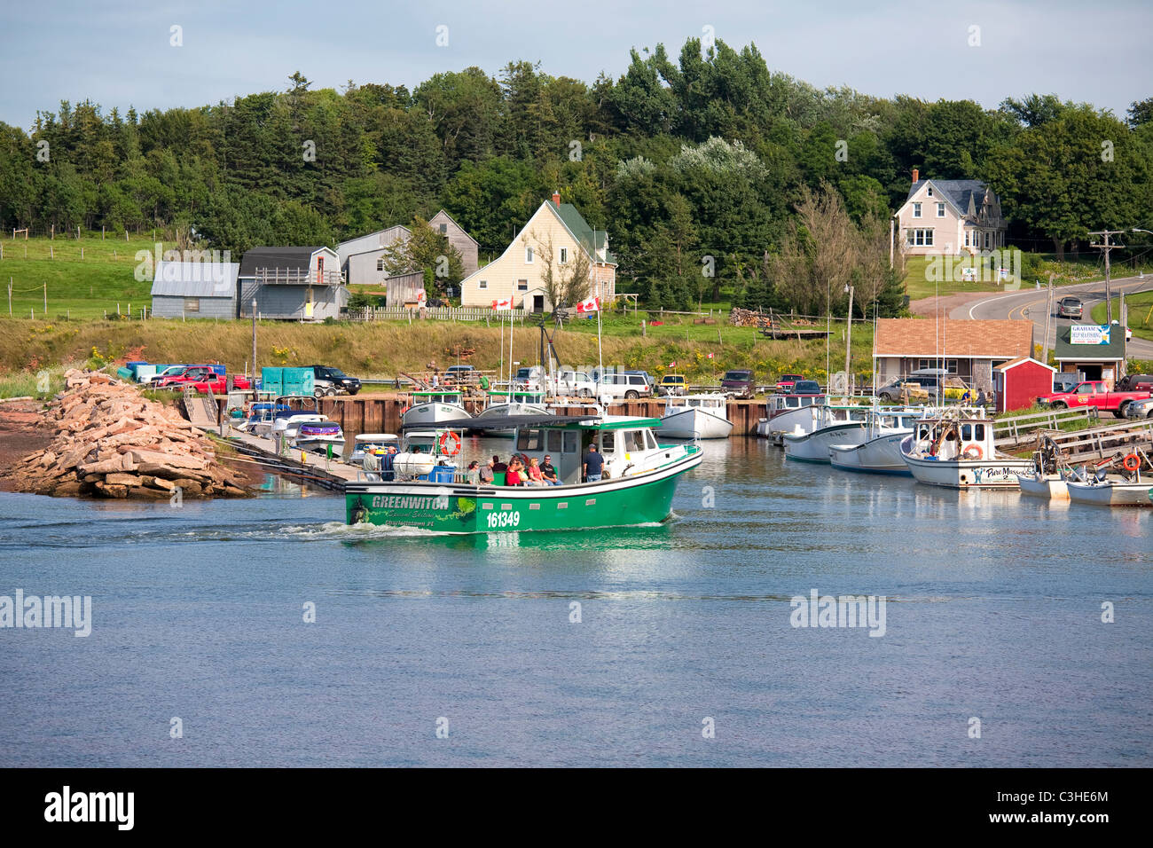 Bateau de touristes qui reviennent de la pêche et la voile dans le quai à Stanley Bridge, Prince Edward Island, Canada. Banque D'Images