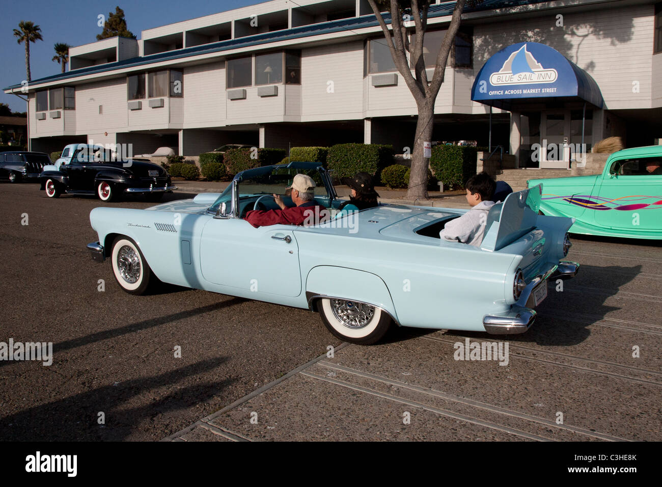 Les gens qui roulent dans Rumble Seat de Baby Blue Thunderbird Banque D'Images