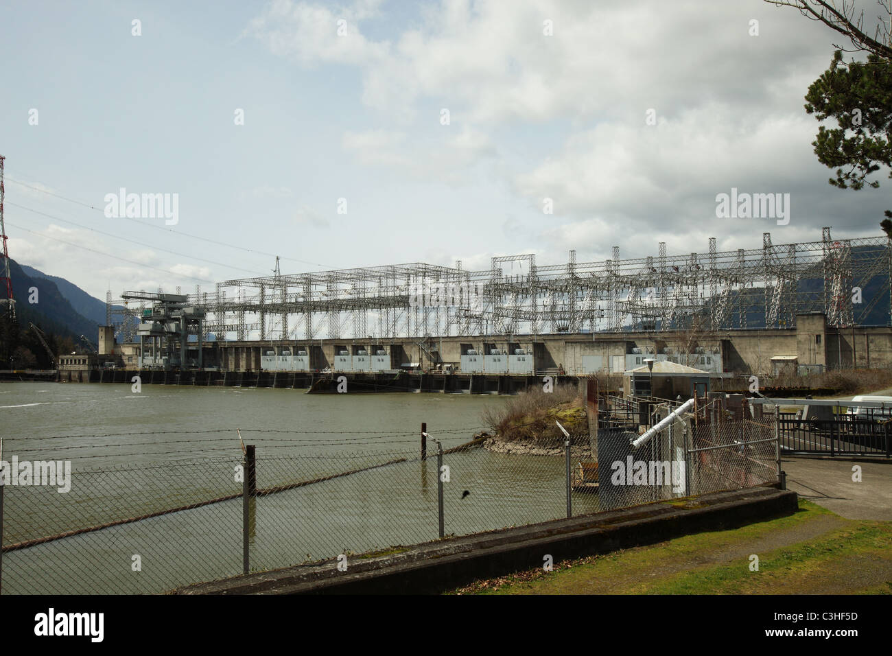 Une vue de l'éolienne à la maison Bonneville barrage sur le fleuve Columbia. Banque D'Images