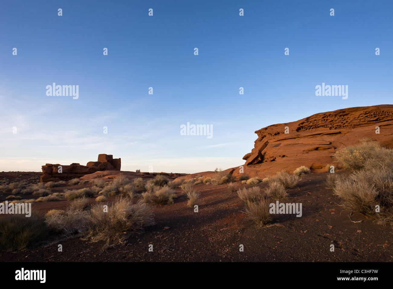 Trois histoire Wukoki Pueblo est assis sur un bloc isolé de grès rouge à Wupatki National Monument, Arizona, USA. Banque D'Images