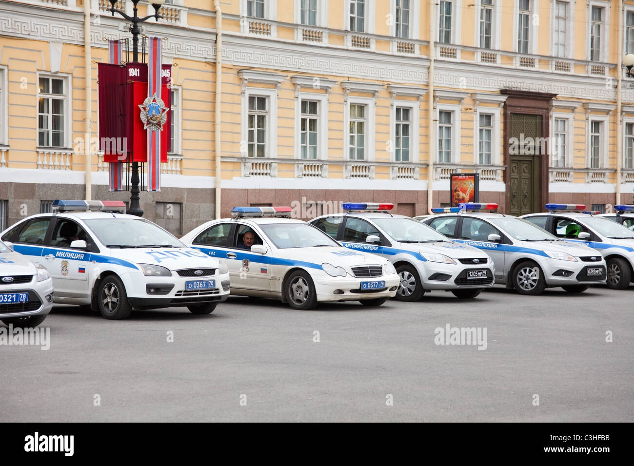 Policier russe en stationnement des véhicules dans la ligne de la place du Palais, à Saint-Pétersbourg, Russie Banque D'Images