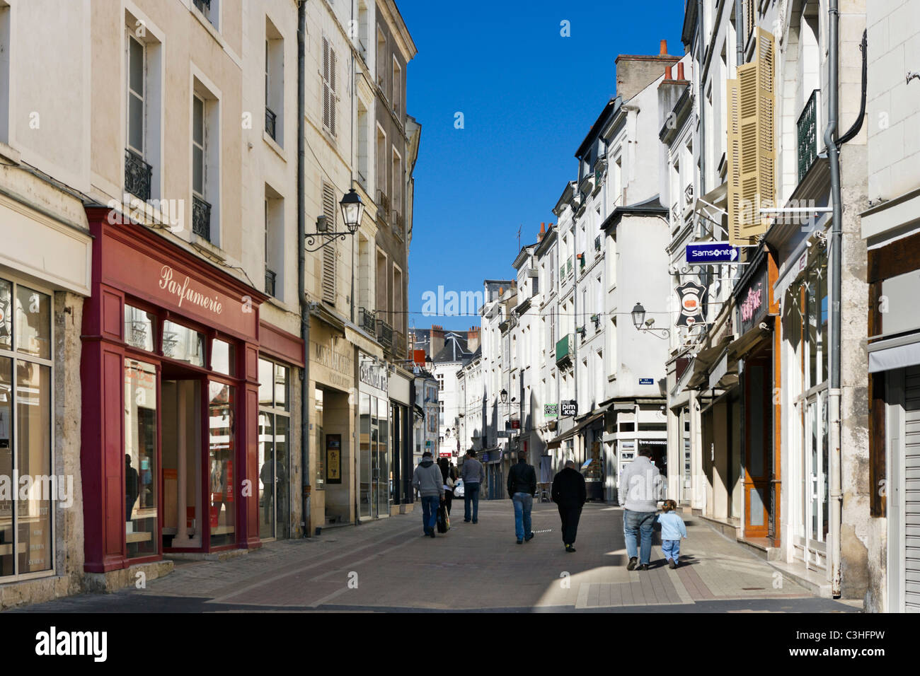 Boutiques dans une rue de la vieille ville centre, Blois, Loire, Touraine, France Banque D'Images