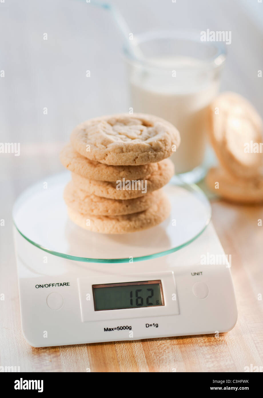 Pile de cookies sur l'échelle de poids Banque D'Images