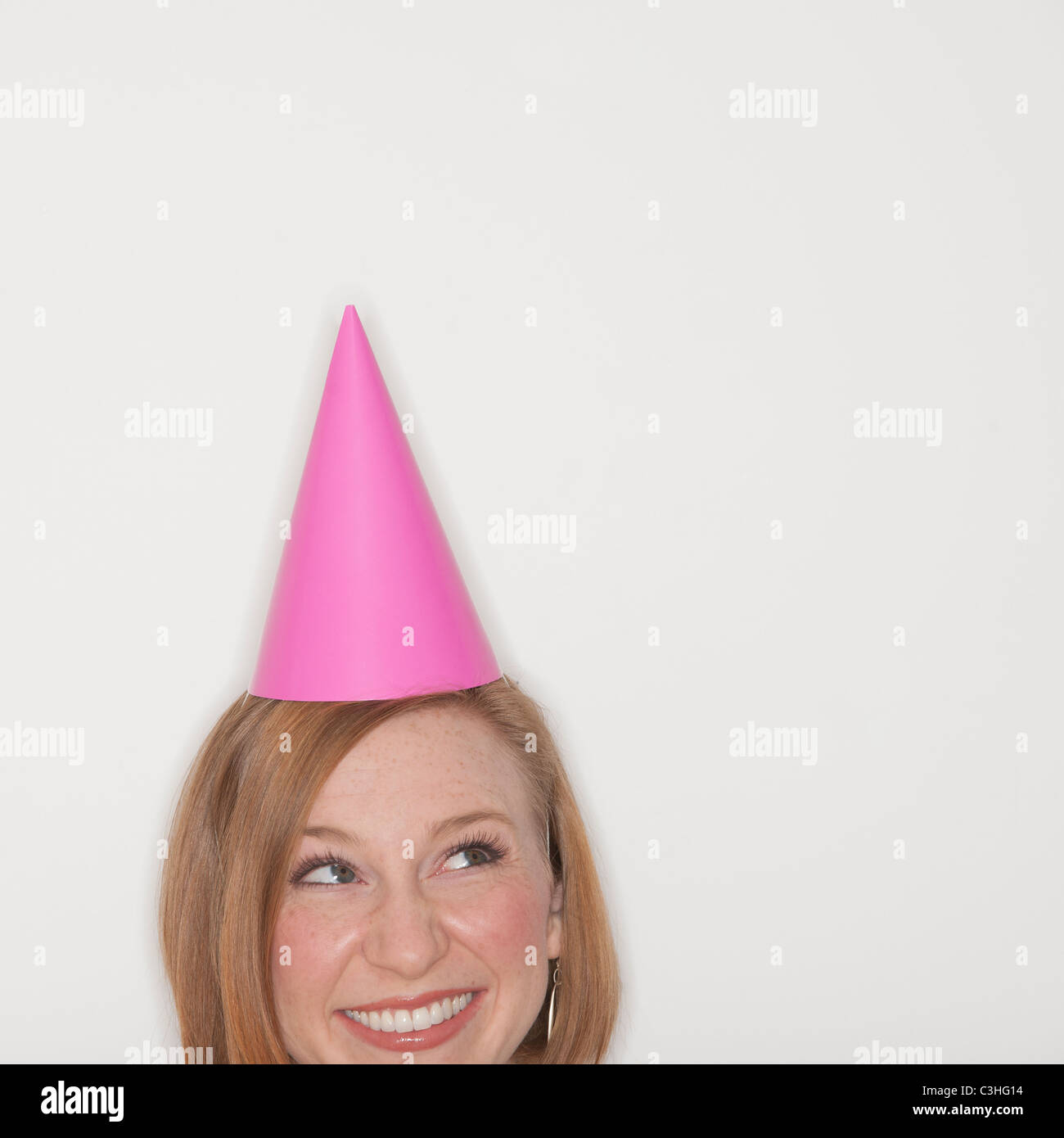 Studio shot of woman wearing party hat rose Banque D'Images