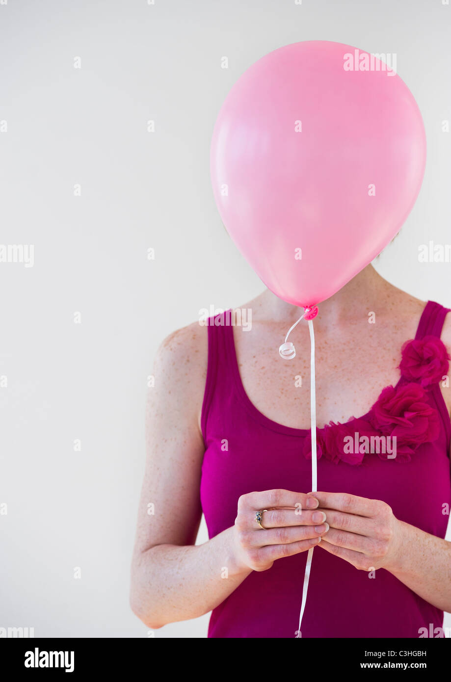 Woman holding balloon Banque D'Images