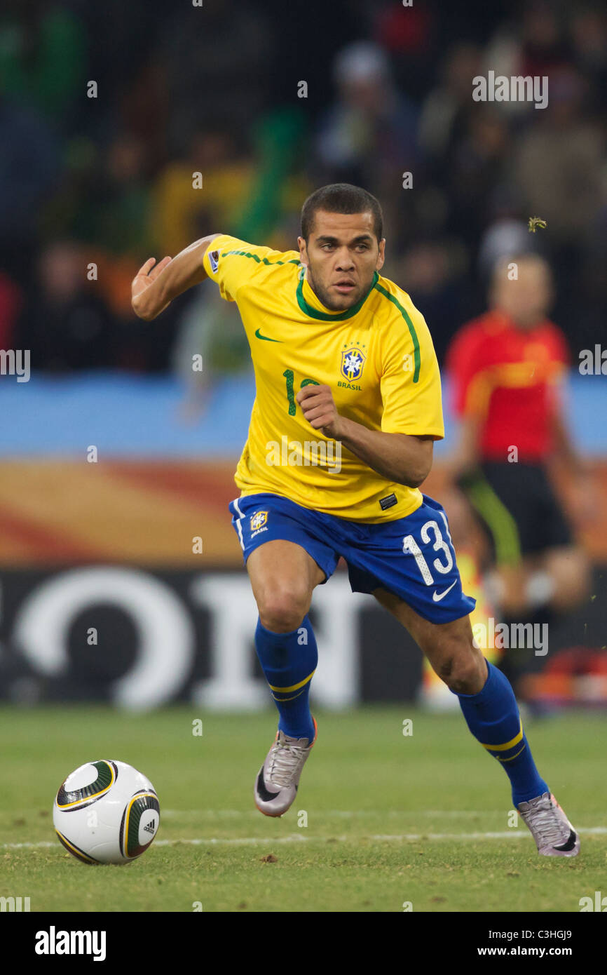 Dani Alves du Brésil entraîne la balle au cours d'une Coupe du Monde FIFA football match du groupe G contre la Côte d'ivoire le 20 juin 2010. Banque D'Images