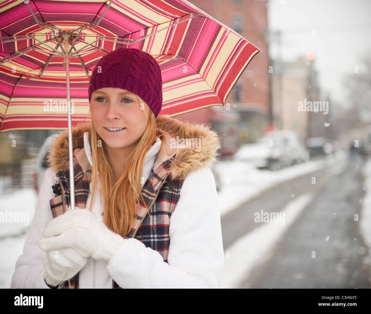 Femme avec parapluie sur street Banque D'Images