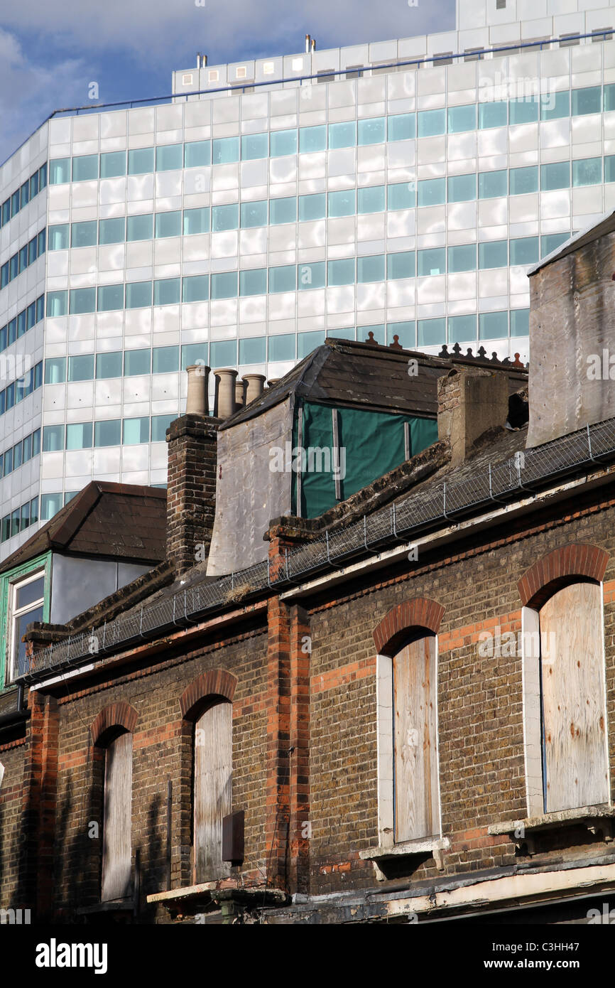 Bâtiments abandonnés avec de nouveaux immeubles de bureaux EN ARRIÈRE-PLAN À Croydon, London, UK Banque D'Images