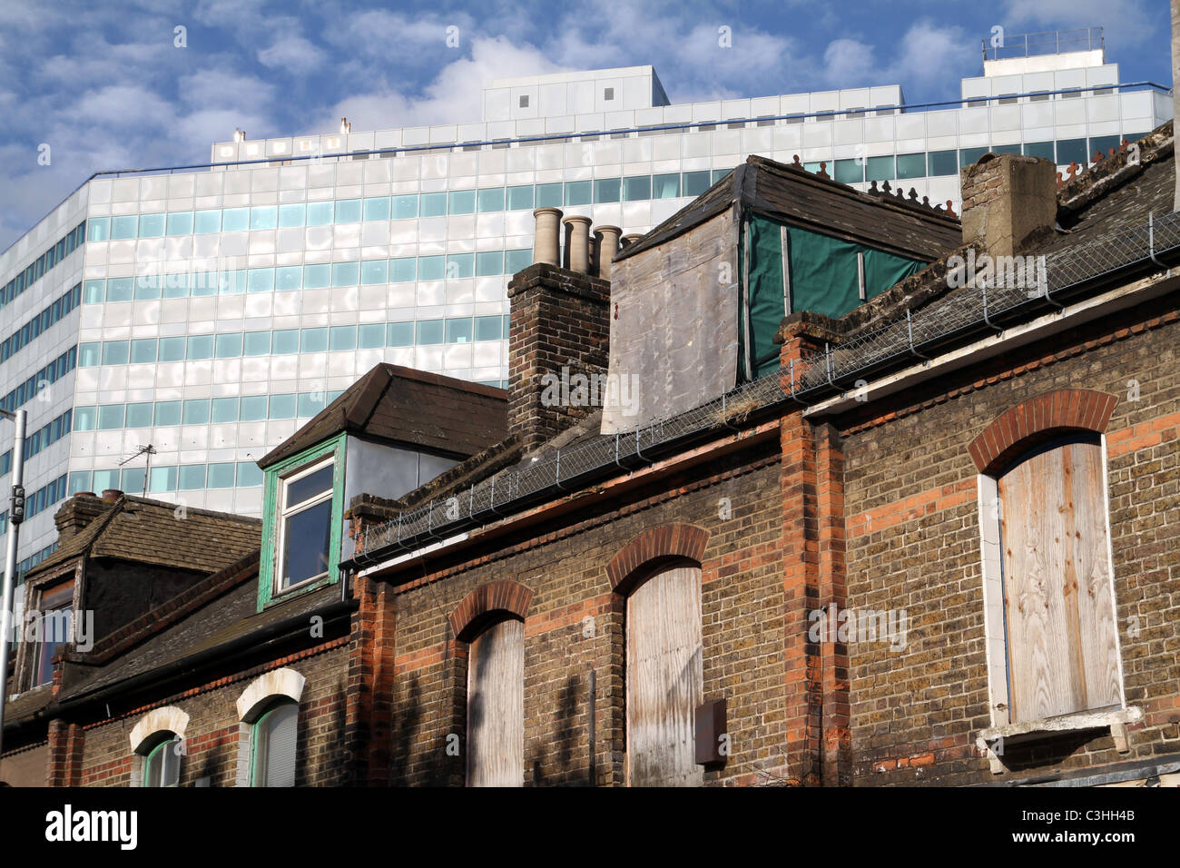 Bâtiments abandonnés avec de nouveaux immeubles de bureaux EN ARRIÈRE-PLAN À Croydon, London, UK Banque D'Images