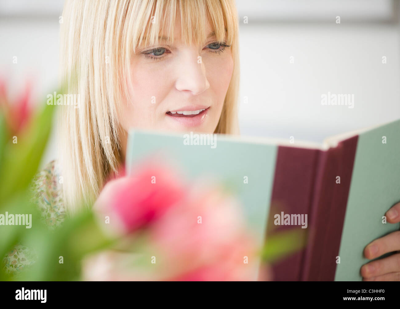 Young woman reading book Banque D'Images