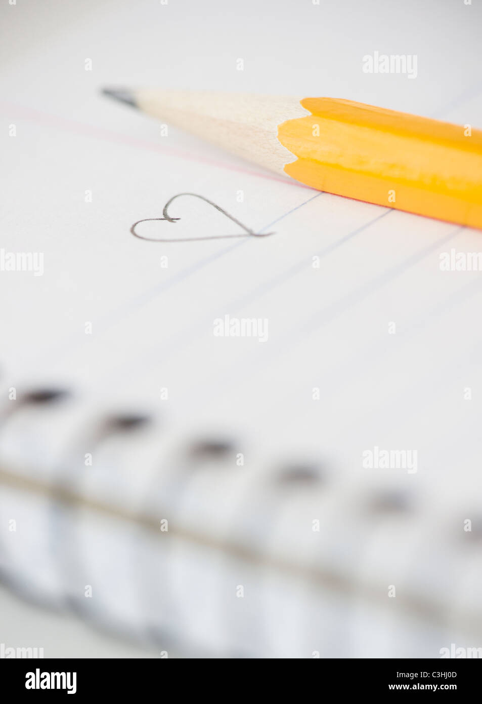 Close-up de crayon et bloc-notes avec un coeur Banque D'Images