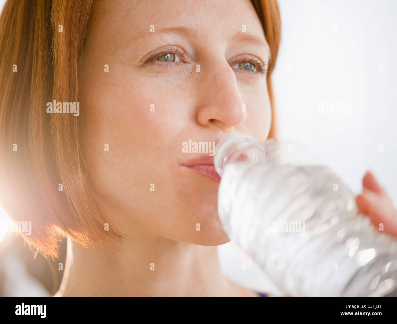 Close-up of redhead woman drinking water Banque D'Images