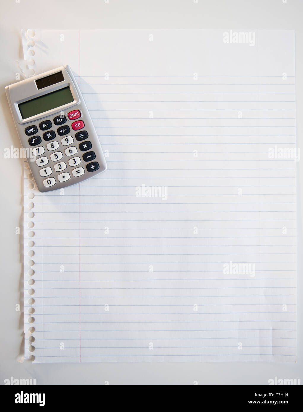 Studio shot of calculator sur feuille de papier Banque D'Images