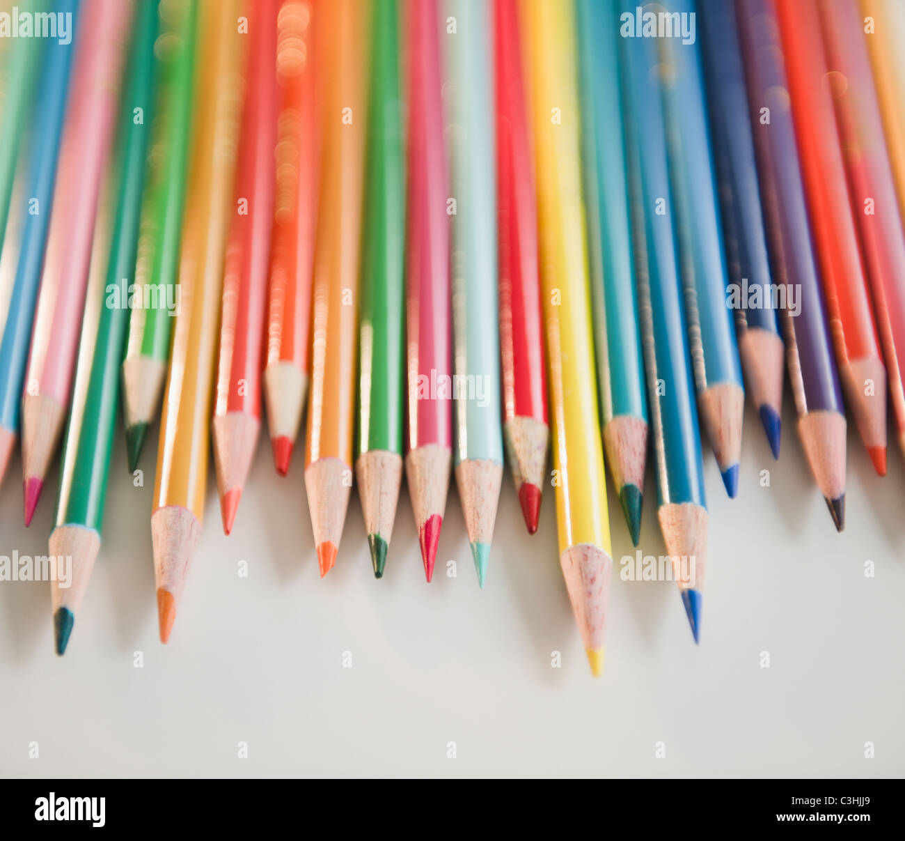 Studio shot de crayons de couleur dans la rangée Banque D'Images