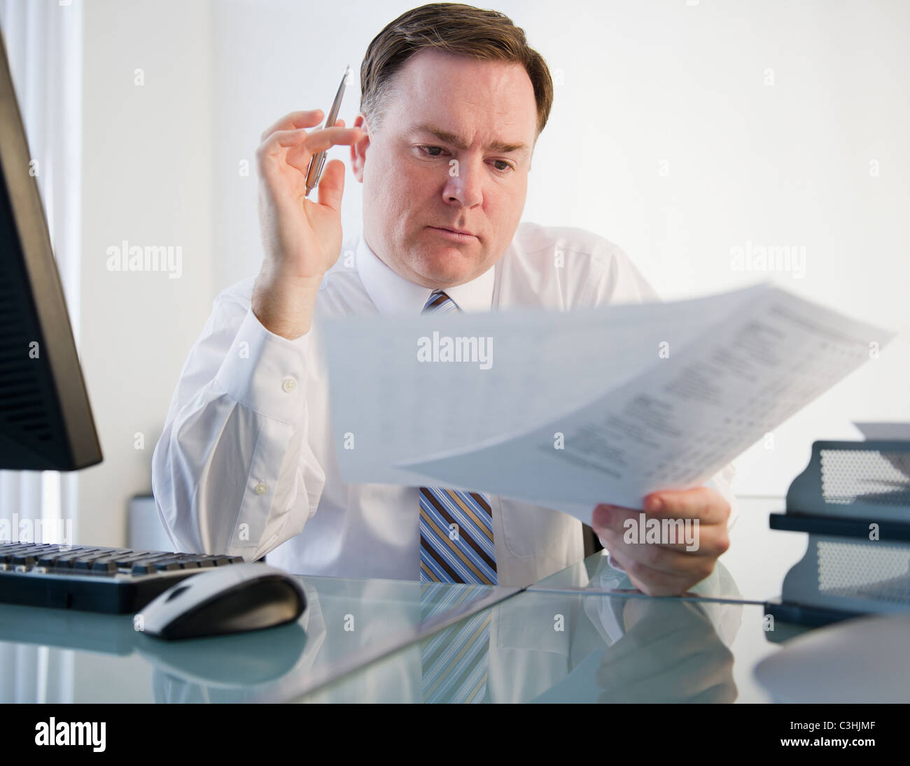 Businessman reading document Banque D'Images