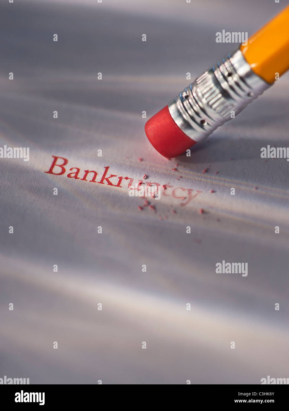 Crayon de l'effacement du mot faillite à partir de la feuille de papier Banque D'Images
