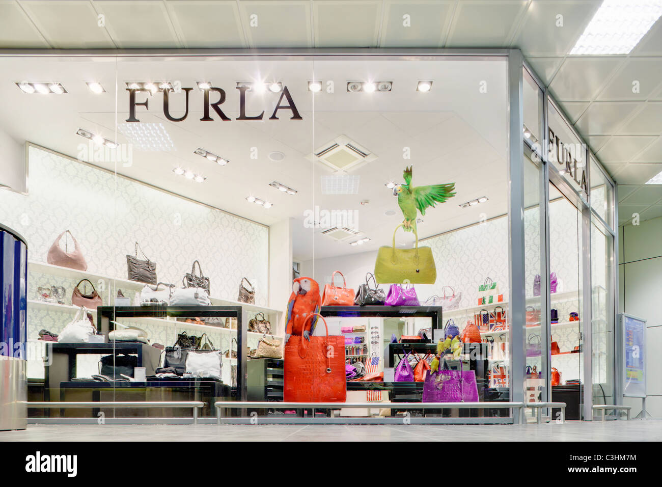 Sacs à main de luxe boutique marque Furla store dans le centre commercial terminal des départs à l'aéroport Guglielmo Marconi de Bologne Italie Banque D'Images