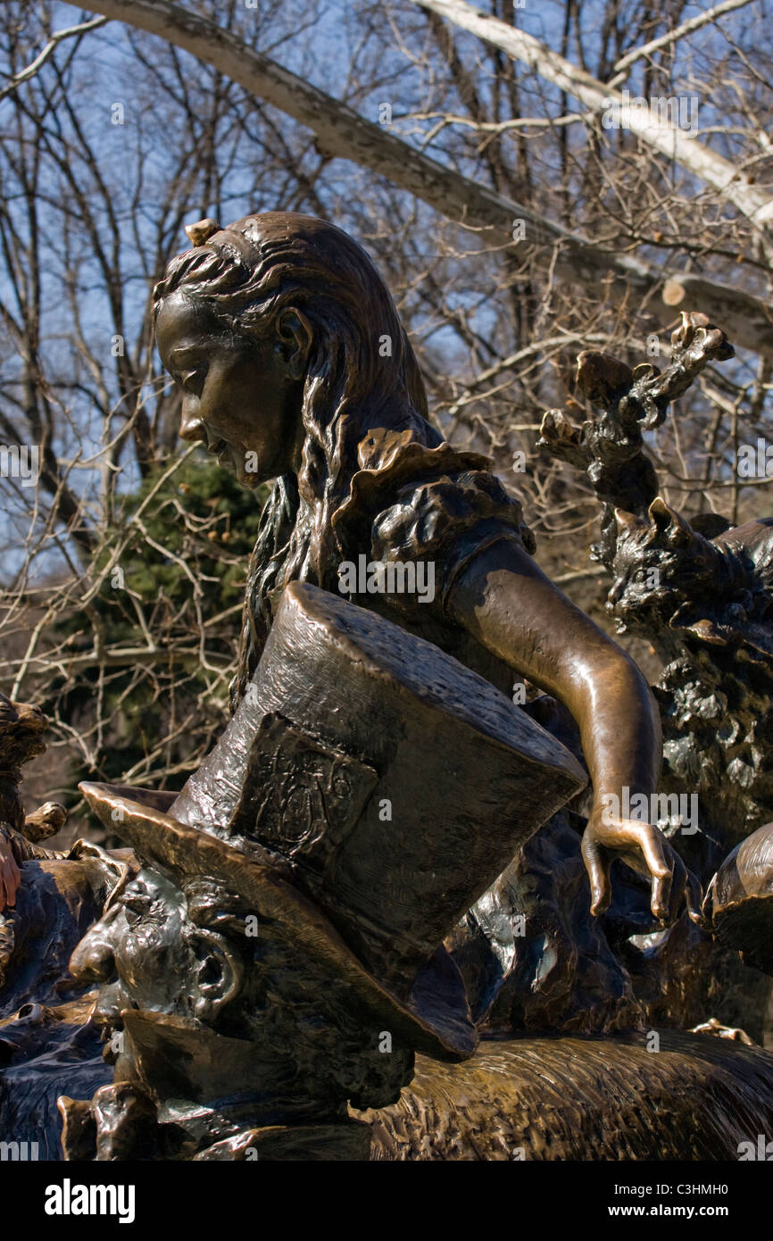 Alice au Pays des merveilles en bronze sculpture dans Central Park, New York City. Banque D'Images