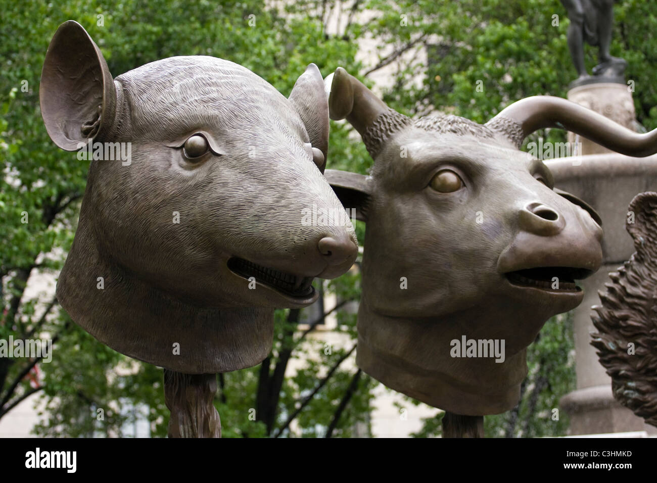 Bronze sculptures 'Zodiac Chefs' par l'artiste chinois Ai Weiwei dans la Fontaine Pulitzer à New York City Banque D'Images