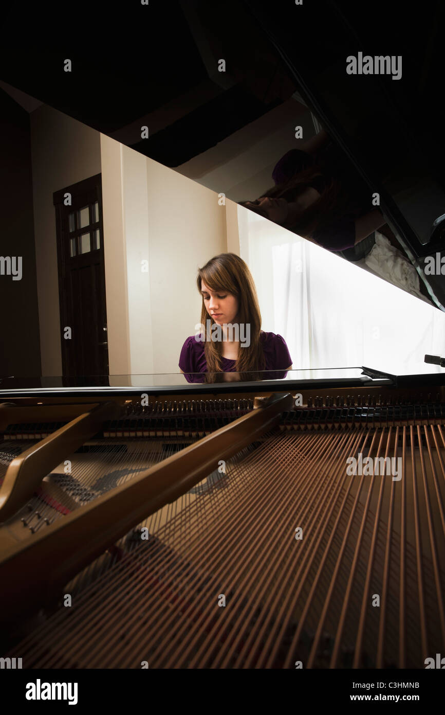 Young woman playing piano Banque D'Images