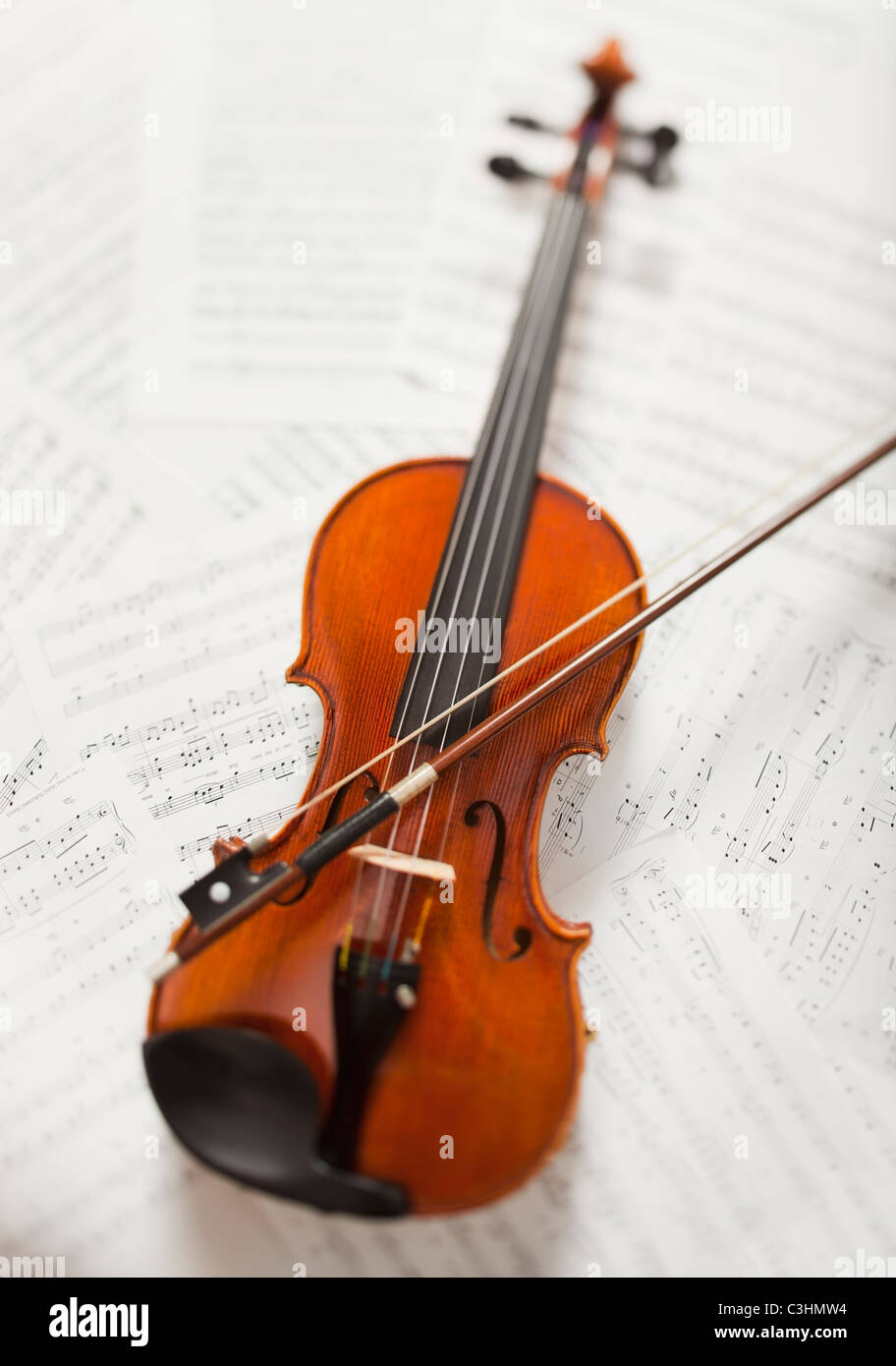 Violon sur Sheet Music Banque D'Images