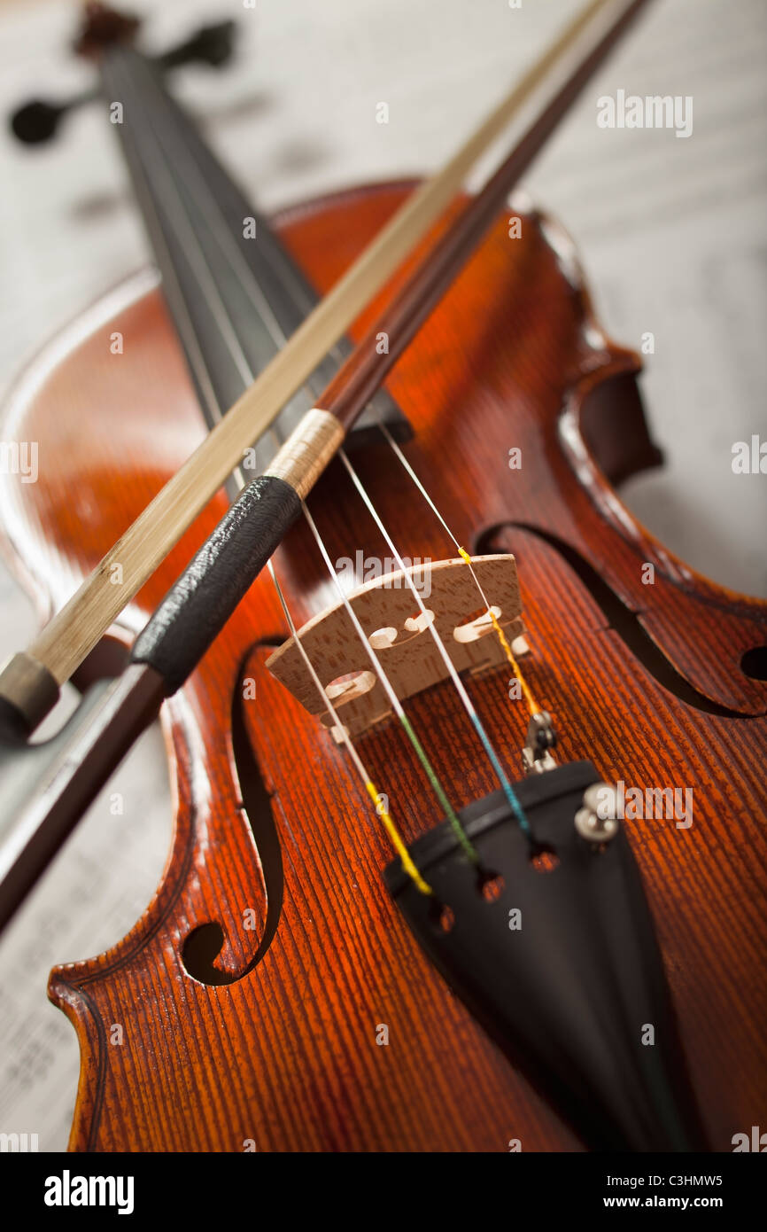 Close-up of violin sur Sheet Music Banque D'Images
