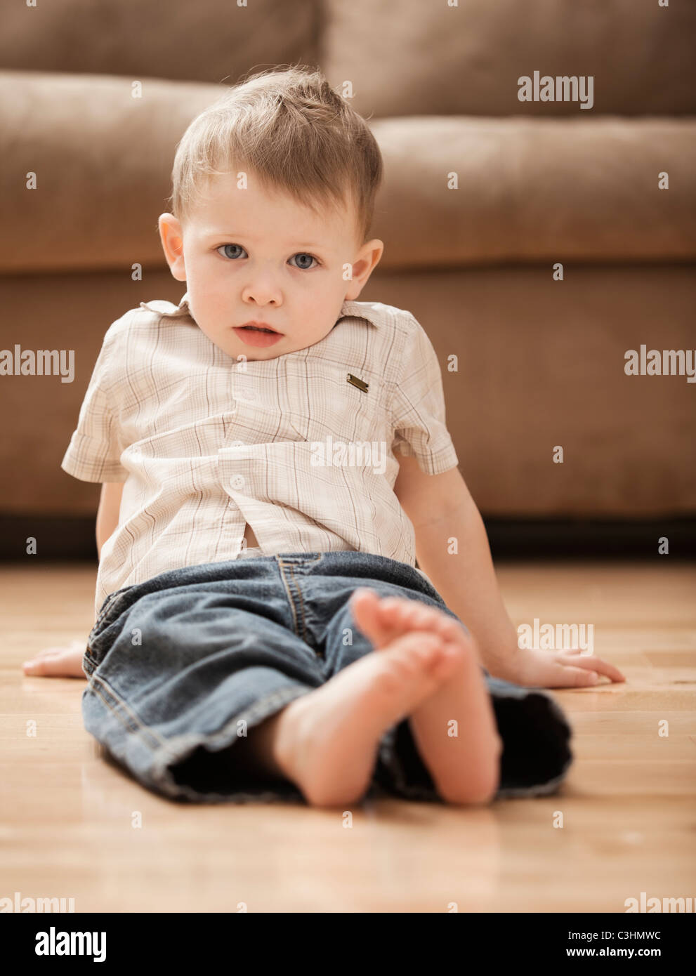 Portrait of boy (2-3) sitting on floor Banque D'Images
