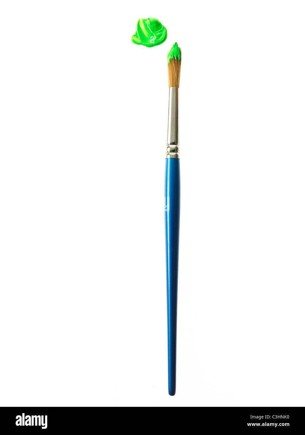 Pinceau bleu avec peinture verte sur fond blanc Banque D'Images