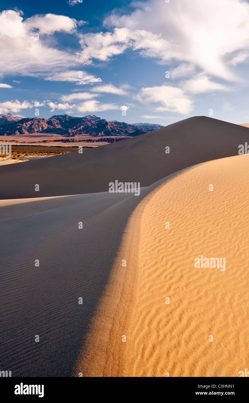 Lumière du matin baigne le mesquite Dunes in California's Death Valley National Park. Banque D'Images
