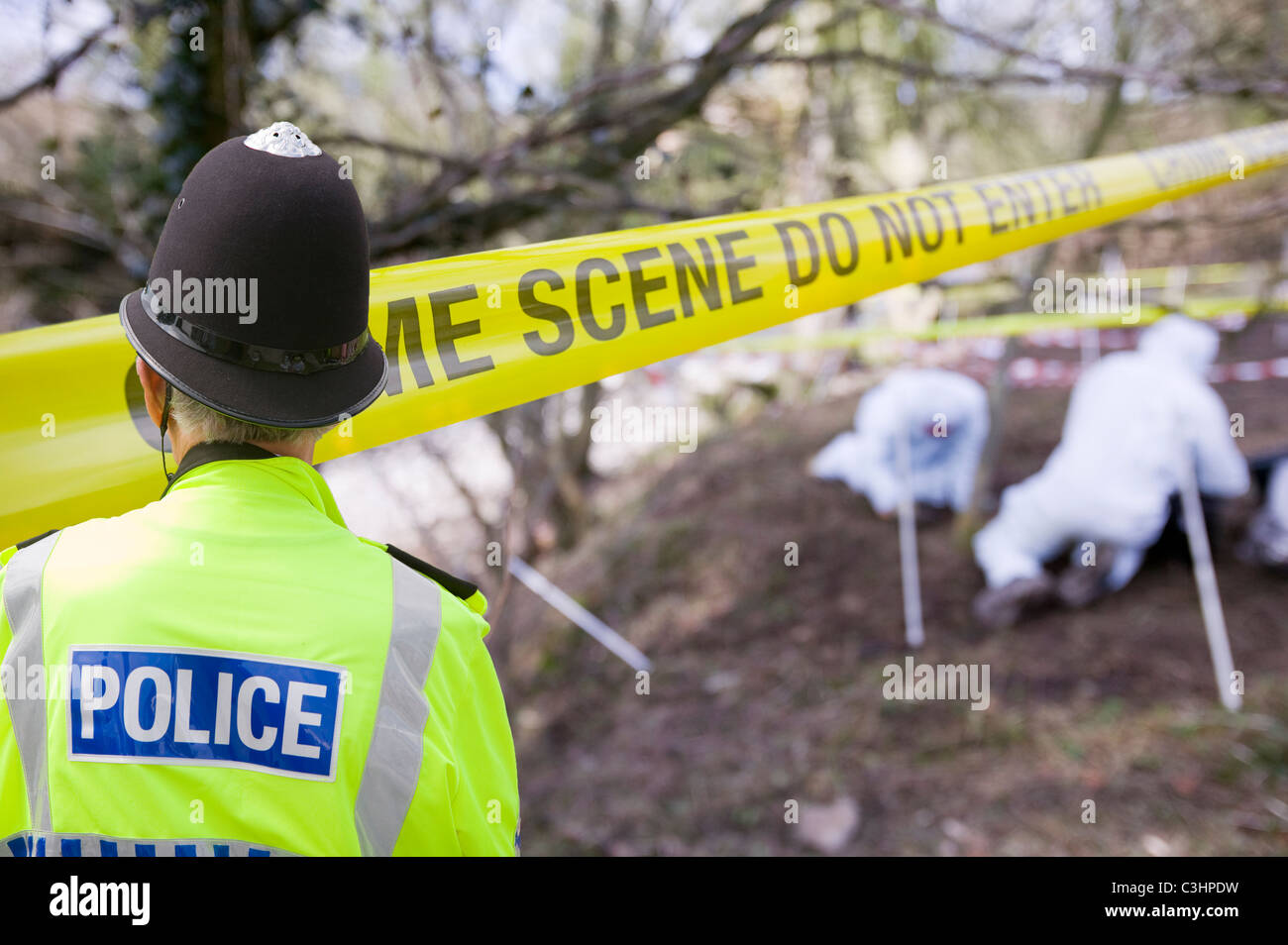 Scènes de crime de la police policiers enquêter sur une scène de meurtre sur les rives de la rivière Kent, près de Kendal Banque D'Images