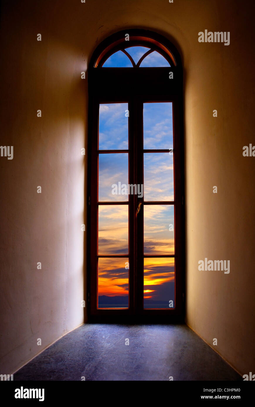 Coucher du soleil à travers une fenêtre byzantine au Mont Athos, en Grèce Banque D'Images