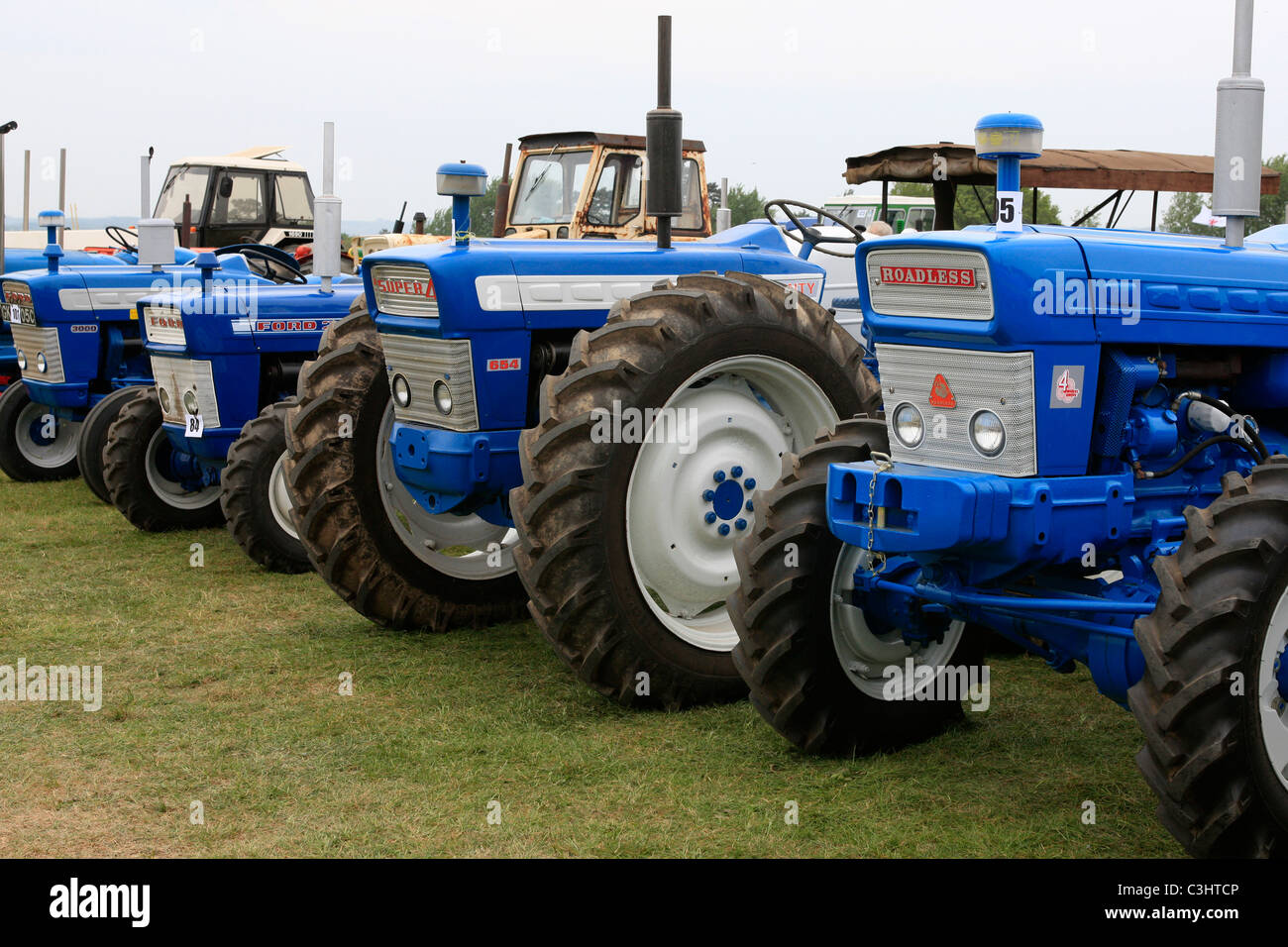 Collection de vieux tracteurs agricoles à un salon de l'agriculture en Angleterre Banque D'Images